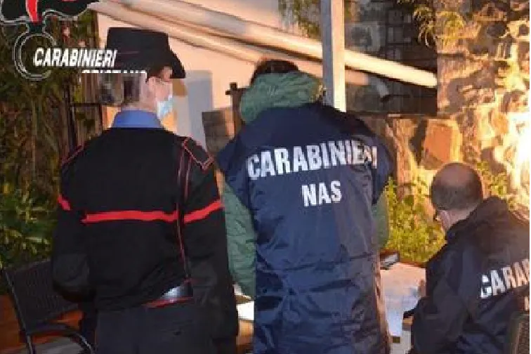 Sorpreso dai carabinieri a servire l’aperitivo natalizio ai clienti, chiude noto bar