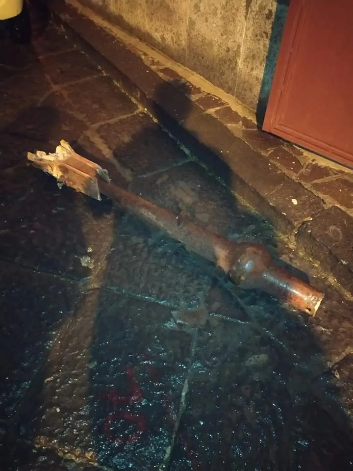 Si stacca pezzo di campana, choc all’Annunziata. LE FOTO