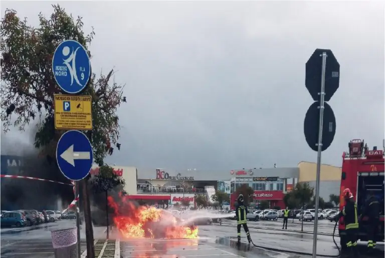 Auto divorata dalle fiamme nel parcheggio del centro commerciale. FOTO