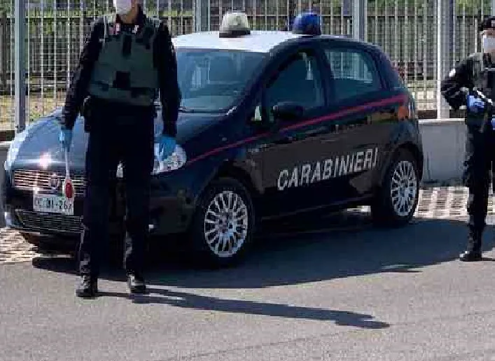 Lei lo lascia perchè violento, lui la tormenta e prova a speronarla: in cella