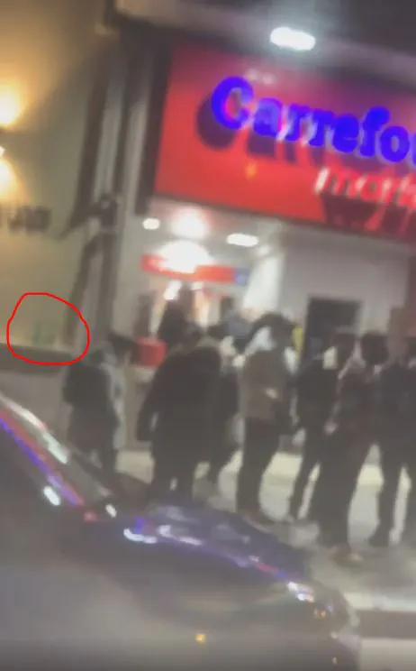 Bar chiusi a Caserta alle 11: gli avventori della movida si riversano nel Carrefour. IL VIDEO