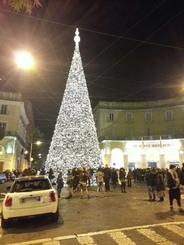 Caserta, Capodanno senza botti: una candela sui balconi per il 2021. La stretta sui brindisi