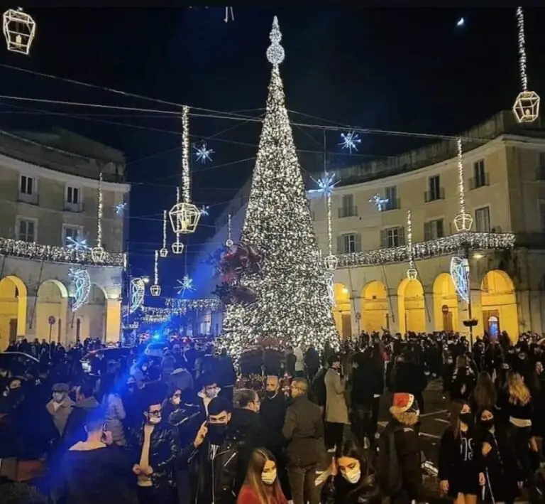 Caserta invasa anche di domenica: folla in piazza ma è tutto chiuso. FOTO