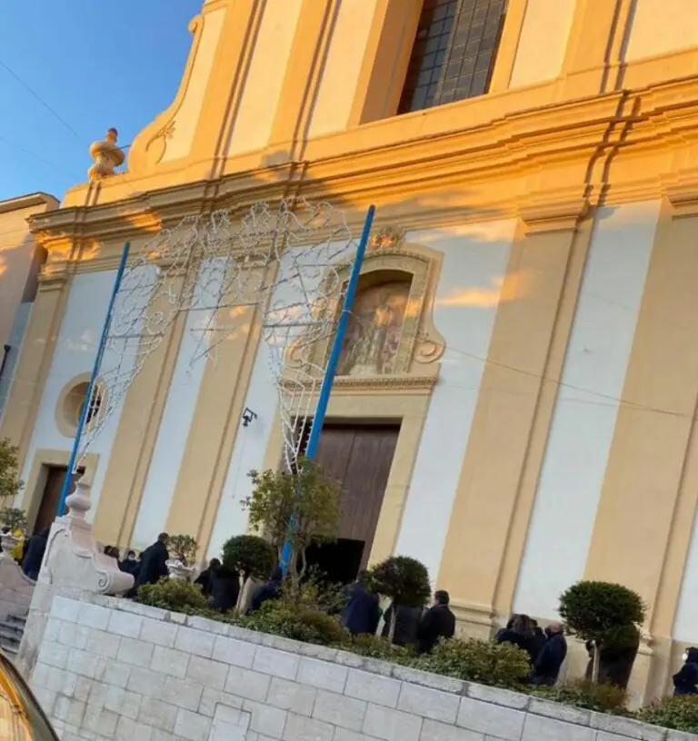 Bagarre durante il funerale: il prete s’infuria e butta fuori la gente dalla chiesa (Erano troppi)
