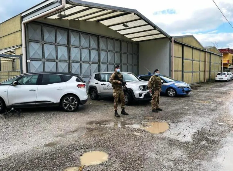 Blitz nell’agro aversano nel deposito di auto rubate. Scattano sequestri e denunce