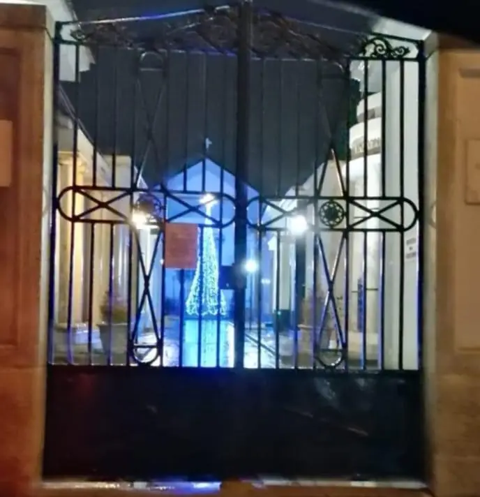 Sindaco installa albero di Natale nel cimitero