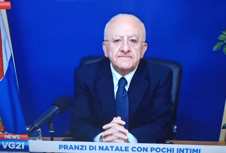 De Luca lascia Campania a secco e senza parenti: “Alcol e spostamenti vietati per tutte le Feste”