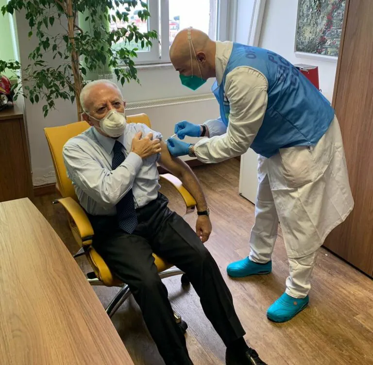 Dimezzate dosi destinate a Campania, si blocca vaccinazione: De Luca pensa a soluzione estrema