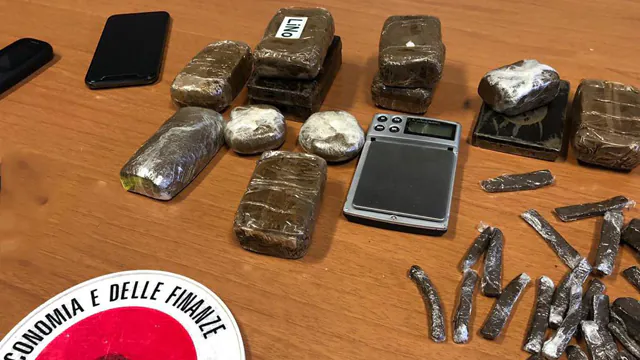 Giovane beccato dalla Finanza sull’Appia con 20mila euro di droga. FOTO