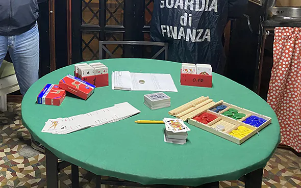 Finanzieri fanno irruzione nel circolo: in 11 stavano a giocare a carte