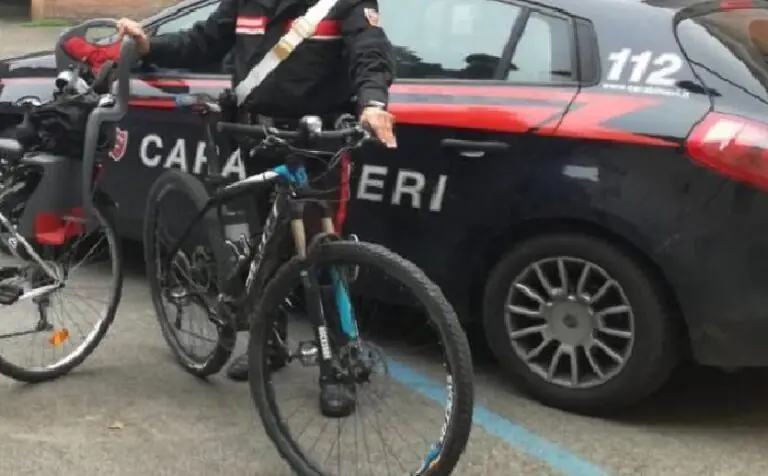 Vende bici su fb, ma è una truffa: tradito dalle chat