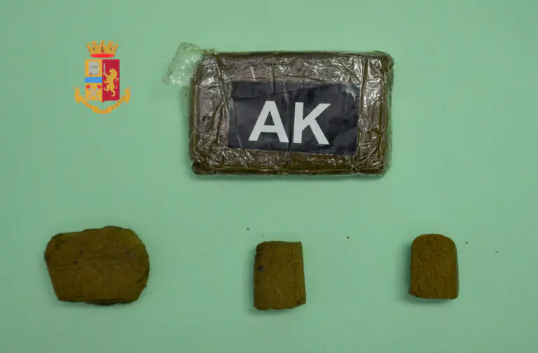 Scoperto dalla polizia e costretto a consegnare la scatola col “fumo”. FOTO