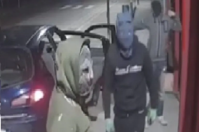 Rapina in casa, giovane tramortito dai banditi mentre guarda tv: ha salvato sorellina e madre