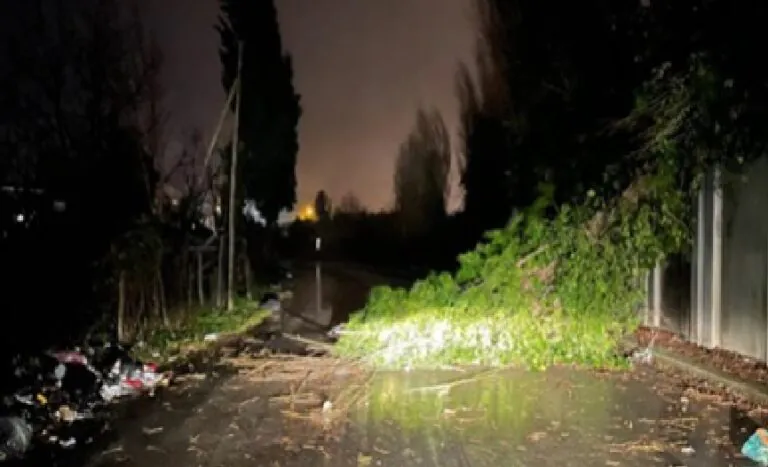 Valle flagellata da vento e crolli: province divise dal maltempo