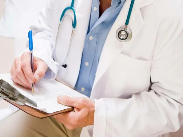 Medico non gli prescrive quello che vuole, detenuto lo assale