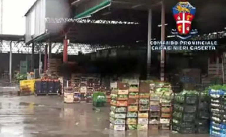 Choc al mercato, fruttivendolo si accascia mentre sta caricando merce