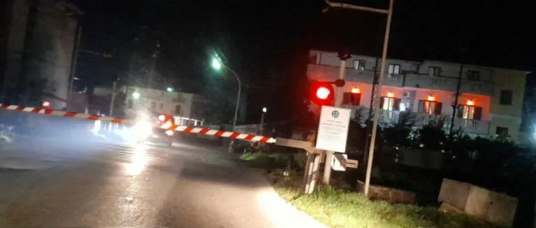 Auto incastrata nel passaggio a livello, choc nel Casertano