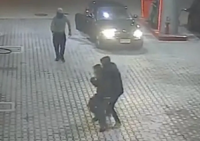Coppia rapinata mentre torna dal Cenone: banditi gli tolgono pure l’auto