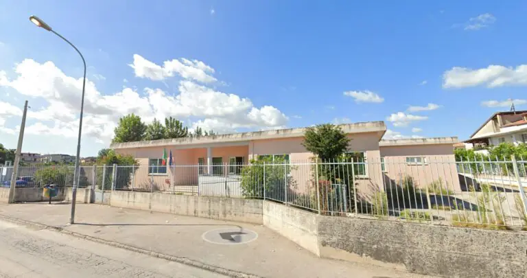 Vandali sfasciano scuola appena riaperta e portano via di tutto: rubati pure pc
