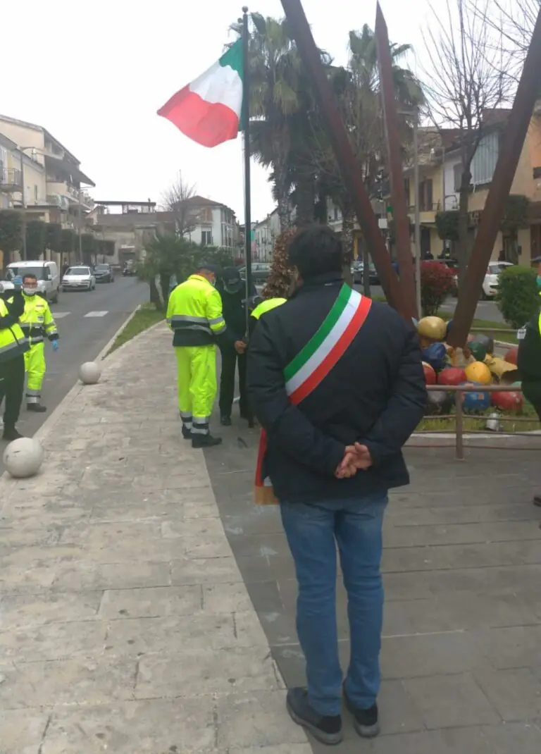 Folla fuori ai bar e gente in strada senza mascherina, sindaco perde le staffe: “Siamo in pericolo”