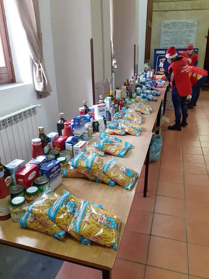 Diocesi organizza spesa gratis, centinaia di famiglie italiane in coda