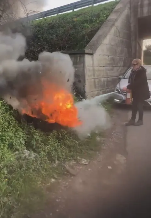 Incendio di copertoni in periferia: ci pensa l’imprenditore. IL VIDEO