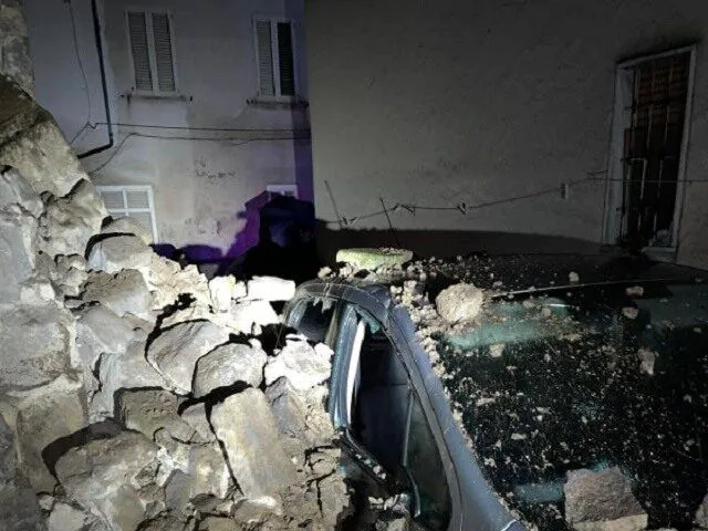 Rudere crolla dopo boato nella notte, detriti sommergono auto