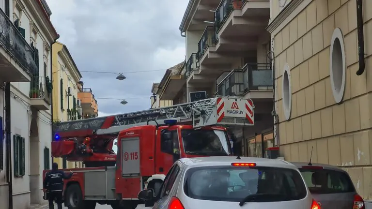 Vento da paura, vigili del fuoco in azione: nuovo blitz all’Annunziata