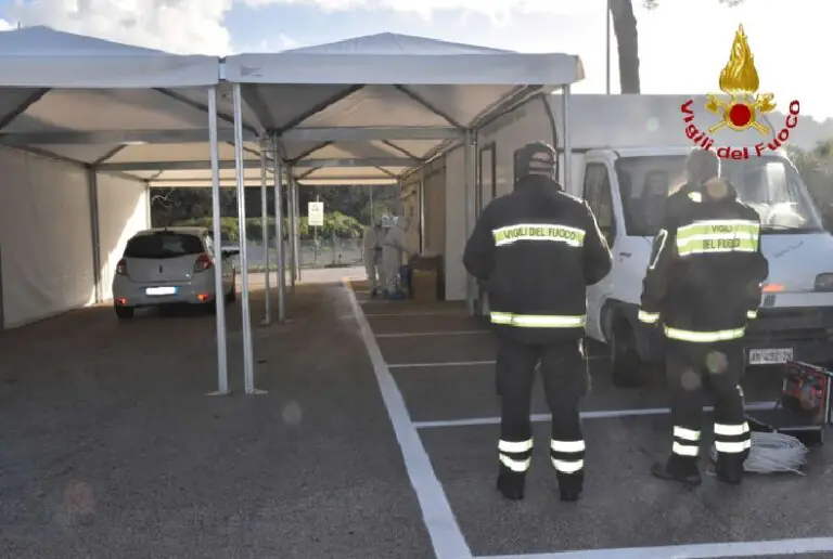 Vigili del fuoco aprono drive-trough, tutti in coda per il test anti-Covid. FOTO