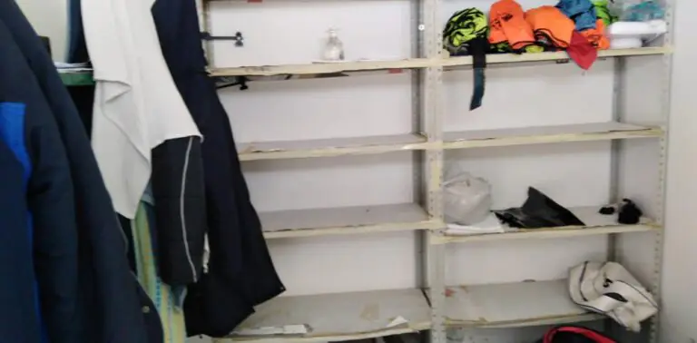 Raid allo stadio, ladri rubano lavatrice e kit da gioco. FOTO