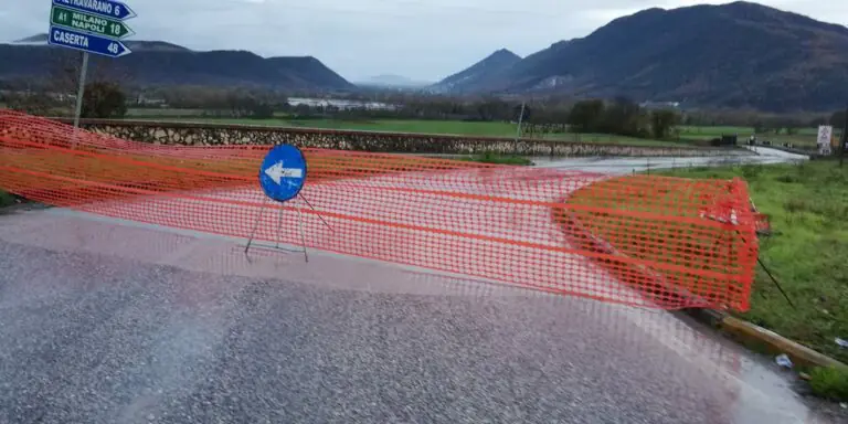 Il Volturno è straripato: chiusa la Provinciale. FOTO