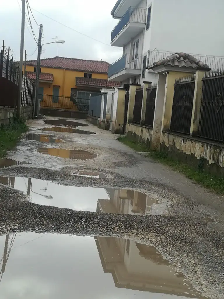 La strada che non c’è: “Costretti a camminare sull’acqua”
