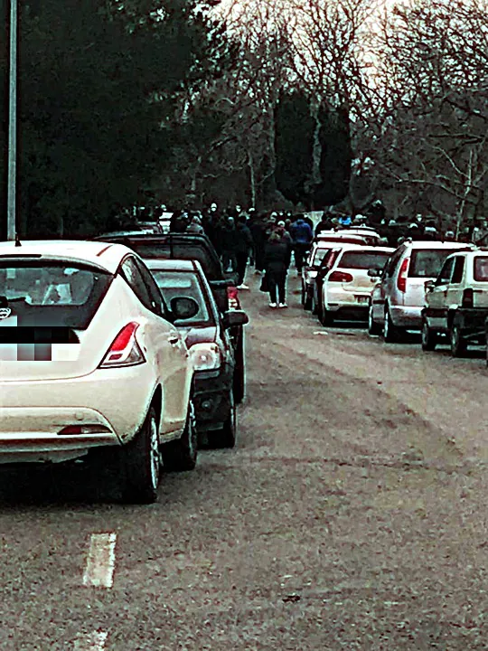 Assembramento davanti al cimitero mentre sta per esser trasportata una salma