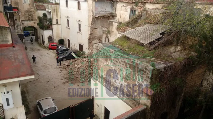 Crolla palazzina a Caserta: vigili del fuoco sul posto. Auto sepolte dalle macerie
