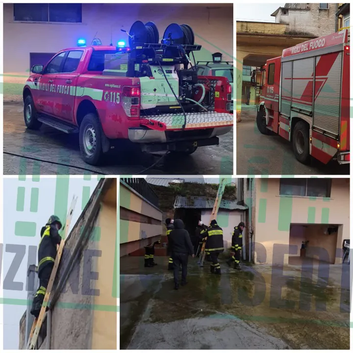 Camino prende fuoco: paura nella frazione. Arrivano i pompieri