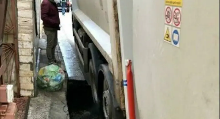 L’asfalto cede: camion dei rifiuti inghiottito nella voragine