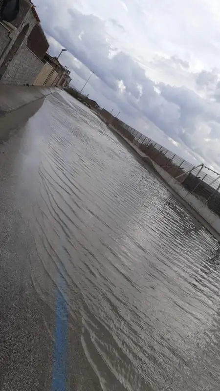 Maltempo, lungomare diventa fiume in piena. LE FOTO