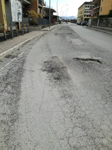 Strade dissestate: danni a decine di autovetture