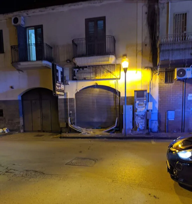 Bomba contro il tabacchi, boato spaventa città. Foto