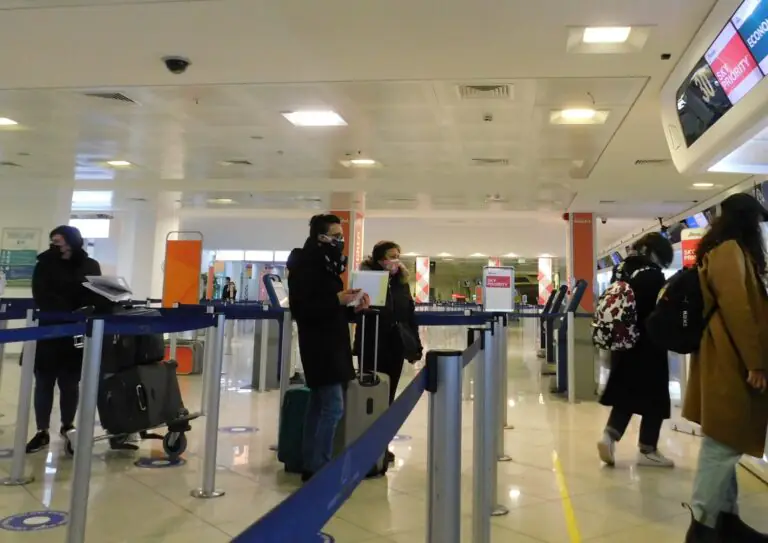 Manca la versione inglese del tampone, viaggiatrici casertane bloccate in aeroporto. FOTO