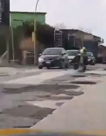 Sull’Appia va di scena il ballo della carriola a ritmo di ‘toppe’. IL VIDEO