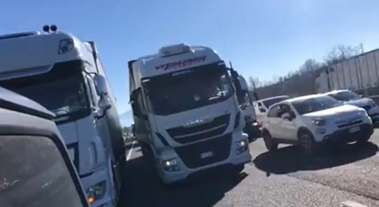 Dal tam-tam alle file, così ristoratori hanno bloccato l’A1. Pure ambulanze in coda