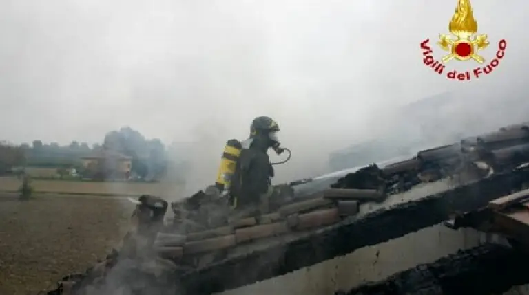 Camino rischia di provocare inferno in casa, anziana salvata dalle fiamme