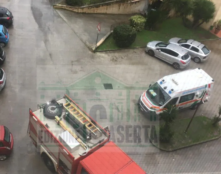 Vigili del fuoco sfondando la porta e lo trovano morto