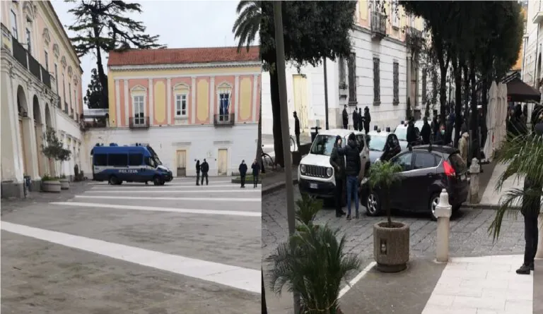 Protesta in piazza, spunta pure uno striscione: “Più piccola è la mente….”. VIDEO E FOTO