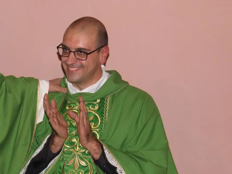 “I miei figli hanno fame”: e si avventa col tagliacarte contro il parroco