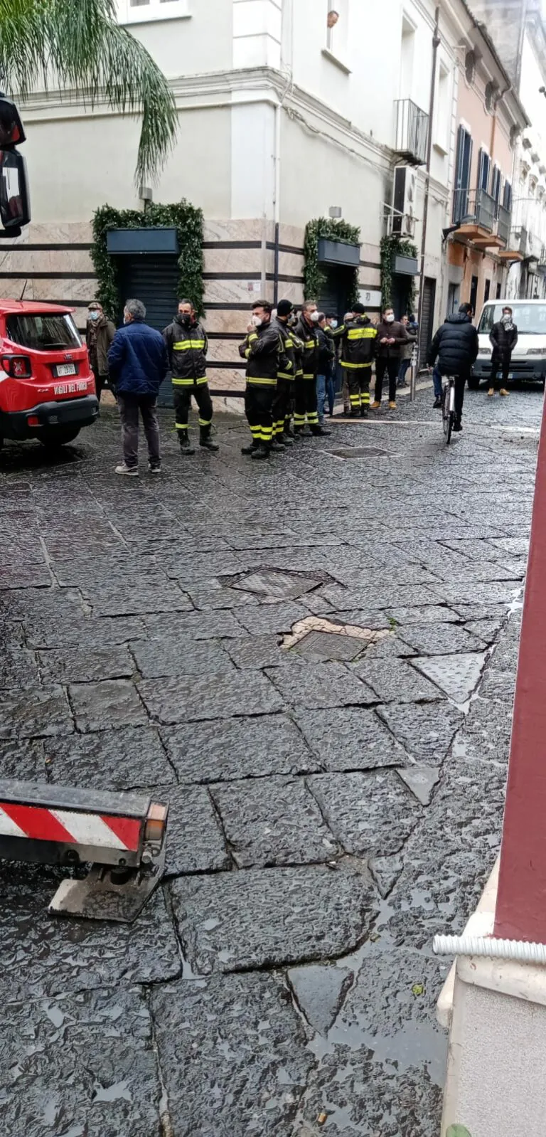 Giovane in scooter travolge operatore ecologico, choc in centro