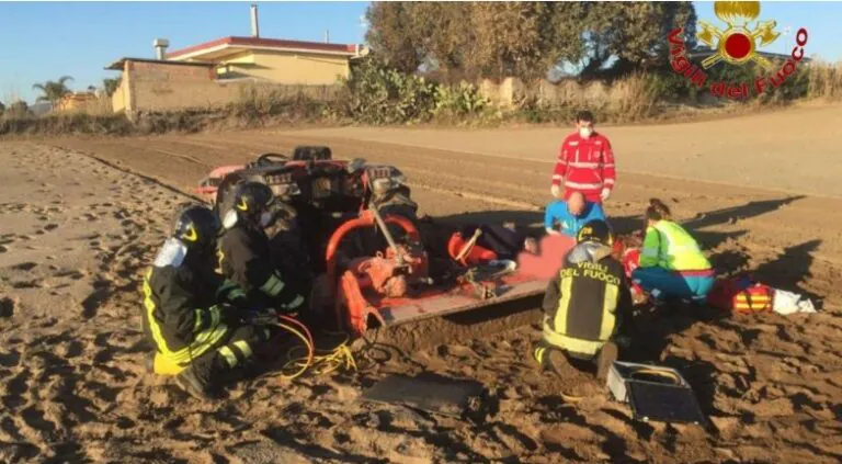 Trattore si ribalta, muore figlio 28enne dell’imprenditore