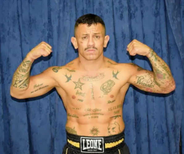 Sfida sportiva in England per Gicco: incontro di boxe e mani nude