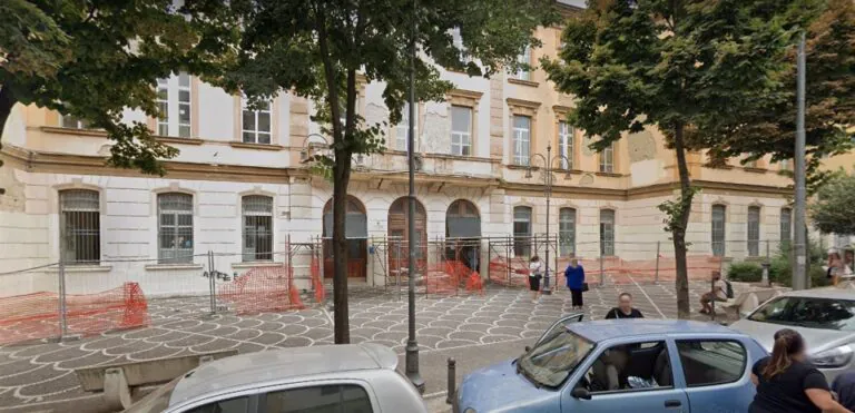 Bimbo positivo va a scuola: in quarantena 5 docenti e l’intera classe
